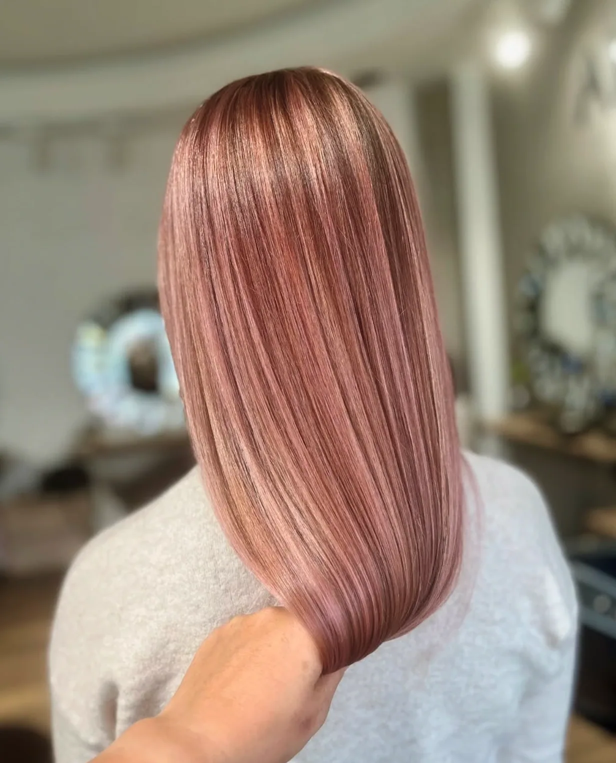 Lśniące włosy w odcieniu rose gold po keratynowej kuracji wygładzającej