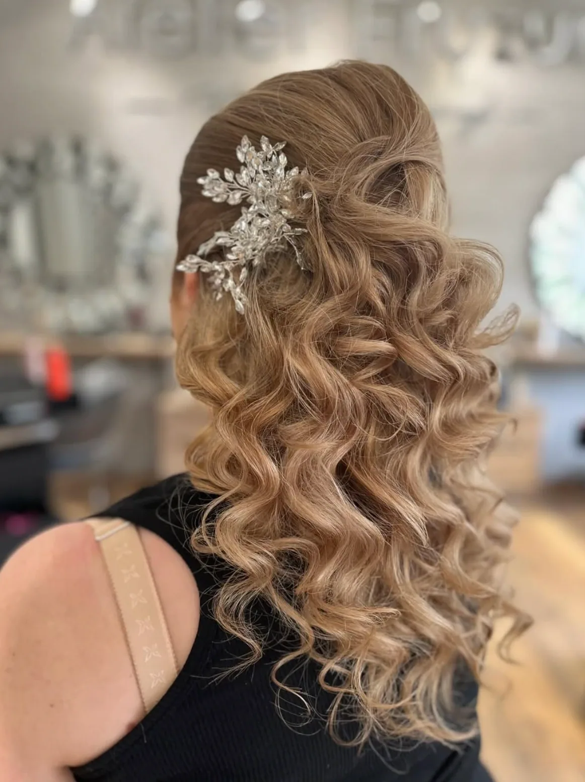 Ślubne upięcie na blond włosach z kryształową ozdobą, wykonane w Atelier Fryzur